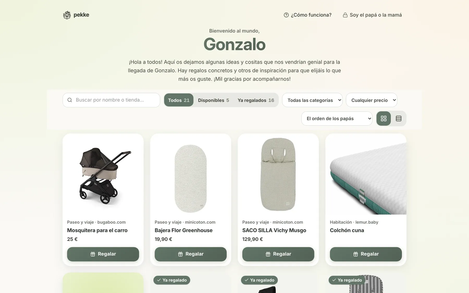 La lista de nacimiento de Gonzalo en pekke.es vista en escritorio: cabecera con el nombre del bebé y el mensaje de los padres, barra de filtros con 21 regalos —5 disponibles y 16 ya regalados— y una fila de tarjetas de producto de bugaboo.com, minicoton.com y lemur.baby, cada una con su precio y su botón de Regalar.